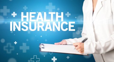 Doktor panoya HeALTH INSURANCE yazısını, ilk yardım kavramını içeren notlar yazar.