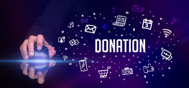 DONATION yazıtları ve sosyal medya konseptiyle el ele tutuşmak