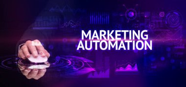 MARKETING AUTOMATION yazıtları ve modern teknoloji konseptiyle el ele tutuşmak