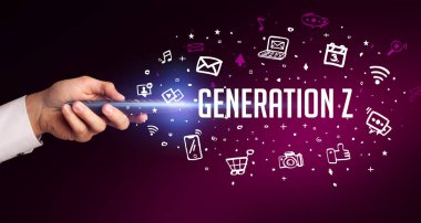 GENERATION Z yazıtları ve sosyal medya kavramı ile el ele tutuşmak