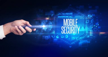 MOBILE GÜVENLİK yazıtları ve siber güvenlik kavramı ile el ele tutuşmak