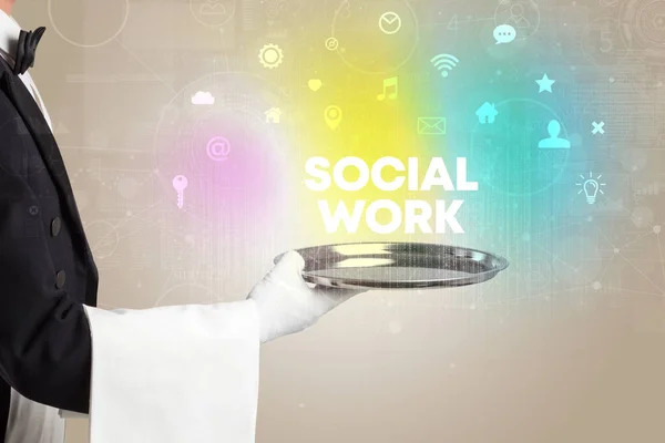 Kellner Serviert Social Networking Mit Sozialarbeitsbeschriftung Neues Medienkonzept — Stockfoto