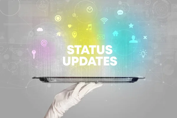 Официант Обслуживающий Социальные Сети Надписью Status Updates Концепция Новых Медиа — стоковое фото