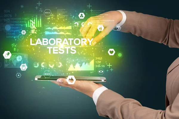 Zbliżenie Ekranu Dotykowego Napisem Laboratory Tests Koncepcja Medyczna — Zdjęcie stockowe