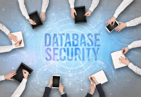 Grupp Människor Framför Bärbar Dator Med Database Security Insciption Webbsäkerhet — Stockfoto