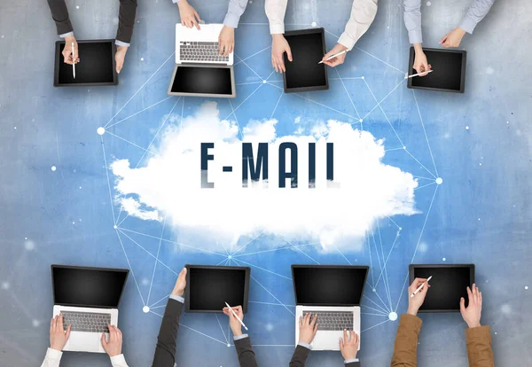 Grupp Människor Som Har Ett Möte Med Mail Insciption Webbsäkerhet — Stockfoto