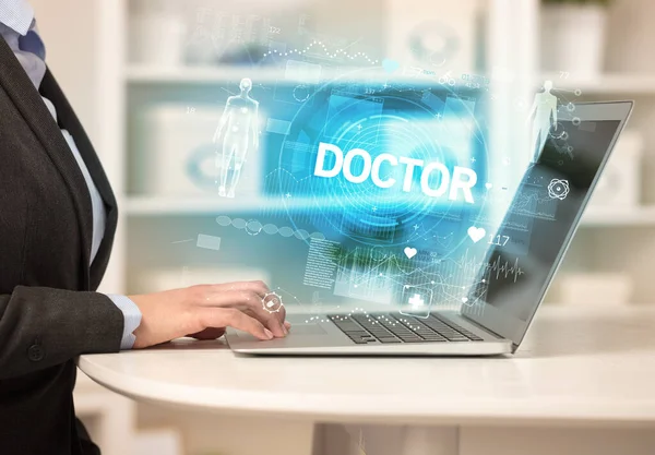 Läkare Som Utför Hälsokontroll Med Doctor Inskription Registrerar Medicinska Testresultat — Stockfoto
