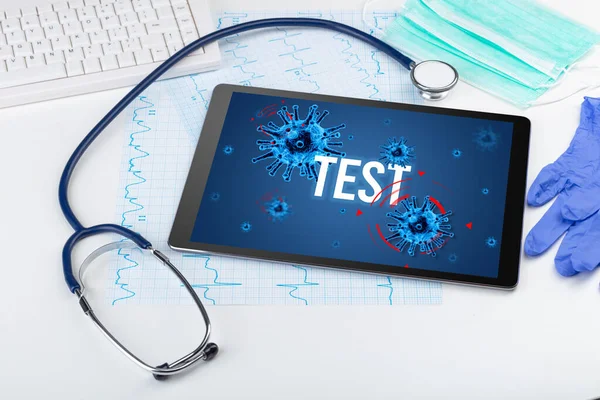 Tablet Herramientas Médicas Superficie Blanca Con Inscripción Test Concepto Pandémico — Foto de Stock