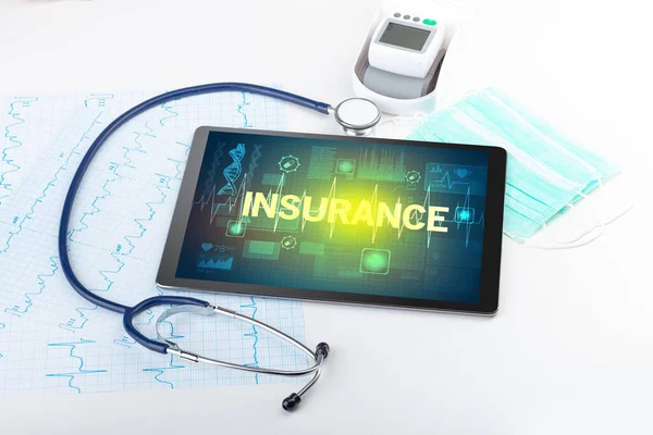 INSURANCE yazıtları, önleme kavramı içeren tablet bilgisayar ve tıbbi malzemeler