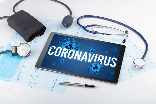 Tablet Herramientas Médicas Superficie Blanca Con Inscripción Coronavirus Concepto Pandémico —  Fotos de Stock