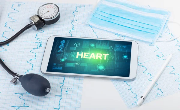 Tablet Und Medizinische Geräte Mit Heart Beschriftung Präventionskonzept — Stockfoto