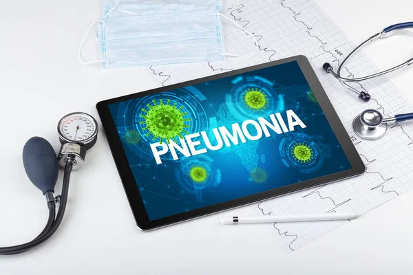 Close Van Een Tabletpc Met Pneumonia Inscriptie Microbiologieconcept — Stockfoto