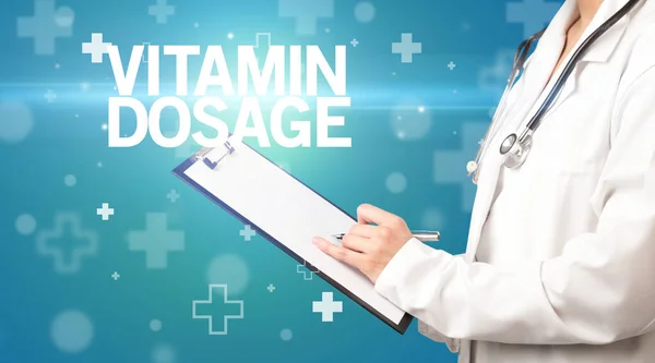 Lekarz Pisze Notatki Schowku Napisem Vitamin Dosage Koncepcja Pierwszej Pomocy — Zdjęcie stockowe