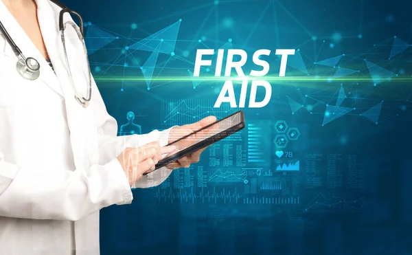 Лікар Пише Нотатки Буфері Написом First Aid Концепція Медичної Діагностики — стокове фото