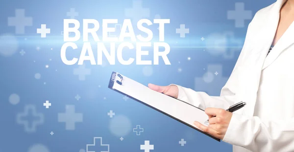 医生在剪贴板上写有Breast Cancer铭文的笔记 急救概念 — 图库照片