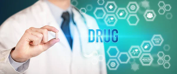 Close Médico Dando Lhe Uma Pílula Com Inscrição Drug Conceito — Fotografia de Stock