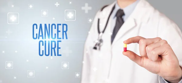 Zbliżenie Lekarza Dającego Pigułkę Napisem Cancer Cure Koncepcja Medyczna — Zdjęcie stockowe