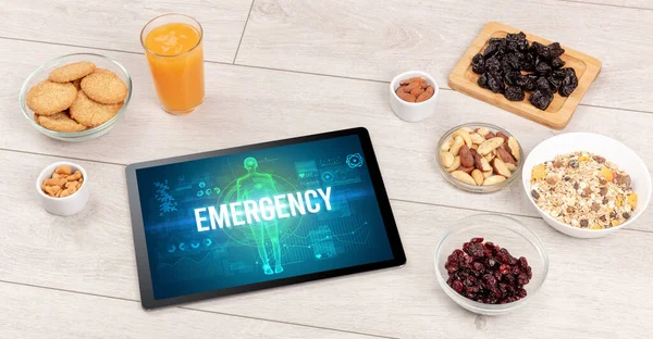 Emergentie Concept Tablet Met Fruit Bovenaanzicht — Stockfoto