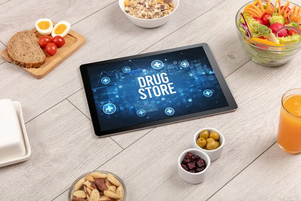 Concepto Tienda Drogas Tableta Con Alimentos Saludables Alrededor Vista Superior — Foto de Stock