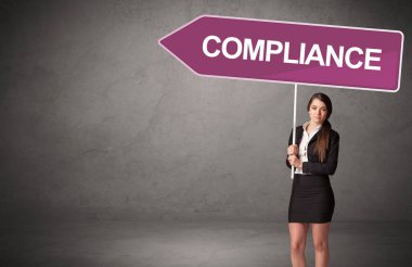 CommpLIANCE yazıtları, yeni iş yönü konsepti ile günlük bekleme yolu tabelasında genç iş adamı