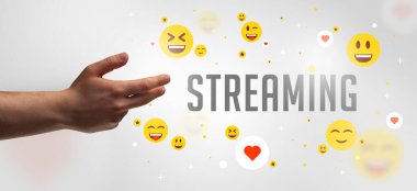 Kesilmiş ellerin yakın çekimi STREAMING yazıtına, sosyal medya kavramına işaret ediyor