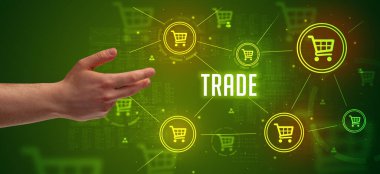 TRADE yazıtlarına işaret eden kırpılmış ellerin yakın çekimi, çevrimiçi alışveriş kavramı
