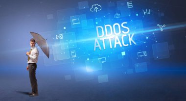 Siber saldırı ve DDOS ATTACK yazıtları, çevrimiçi güvenlik kavramı ile savunma yapan bir işadamı.