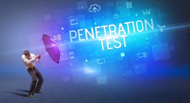 Siber saldırı ve PENETRATION TEST yazıtları, çevrimiçi güvenlik kavramına karşı şemsiyeyle savunma yapan iş adamı