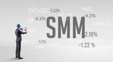 SMM kısaltması ile sabit şapkalı teknoloji mühendisi.