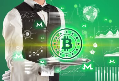 Genç garson tablada bitcoin ikonları servis ediyor, para değişimi konsepti