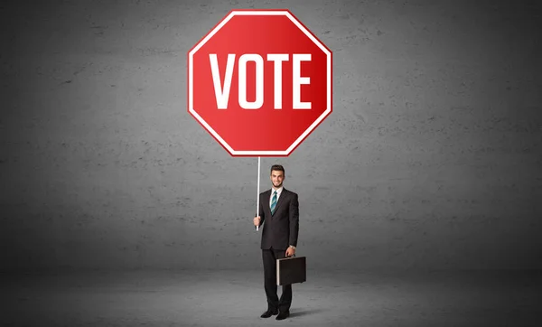 投票の碑文 新しいルールの概念と道路標識を保持若いビジネス人 — ストック写真