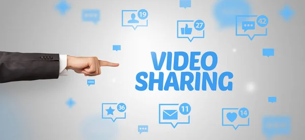 Zbliżenie Przyciętej Dłoni Wskazującej Napis Video Sharing Koncepcja Sieci Społecznościowych — Zdjęcie stockowe