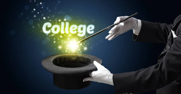 Goochelaar Toont Magische Truc Met College Inscriptie Educatief Concept — Stockfoto