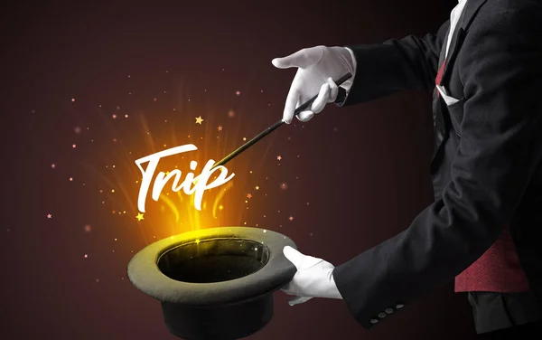 魔術師は旅行の碑文と魔法のトリックを示しています 旅行の概念 — ストック写真