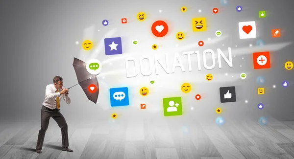 Schöner Geschäftsmann Verteidigt Mit Regenschirm Vor Spendenaufschrift Social Networking Konzept — Stockfoto