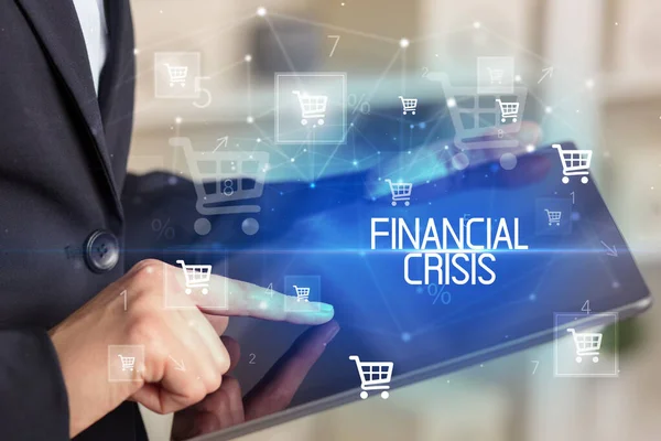 Mladá Osoba Nakupuje Prostřednictvím Internetové Nákupní Aplikace Nápisem Financial Crisis — Stock fotografie