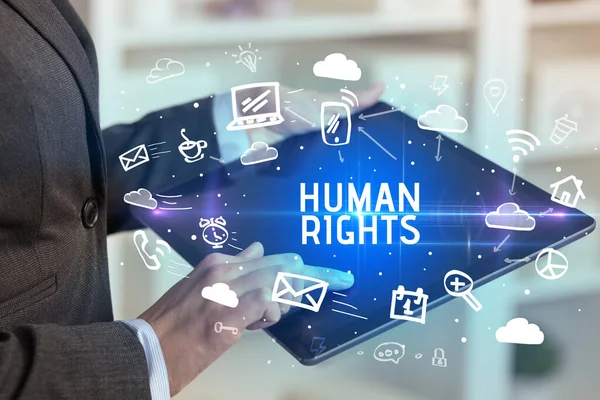 Close Uma Pessoa Usando Redes Sociais Com Inscrição Humana Direitos — Fotografia de Stock