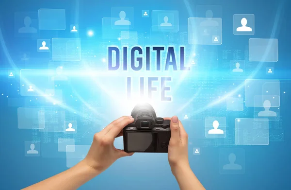 Närbild Handhållen Kamera Med Digital Life Inskription Videoövervakningskoncept — Stockfoto