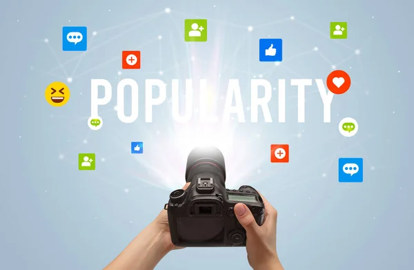 Använda Kamera För Att Fånga Innehåll Sociala Medier Med Popularitet — Stockfoto