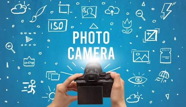 Ruční Fotografování Digitálním Fotoaparátem Nápisem Foto Camera Koncepce Nastavení Fotoaparátu — Stock fotografie