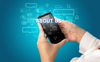 Amerikan yazıtları ve sosyal medya konseptiyle akıllı telefonda yazan bir kadın.