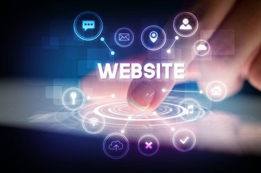 Web teknolojisi simgeleri ve web sitesi yazıtları ile tablete dokunmak, web teknolojisi kavramı