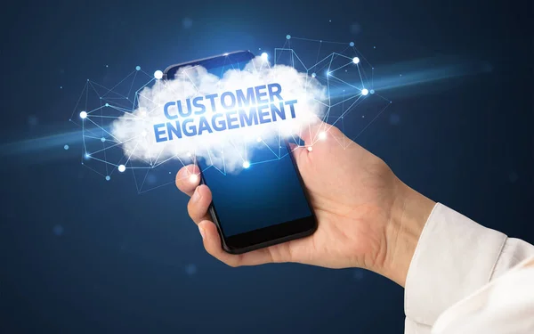 Smartphone Tactile Féminin Avec Inscription Customer Engagement Concept Entreprise Cloud — Photo