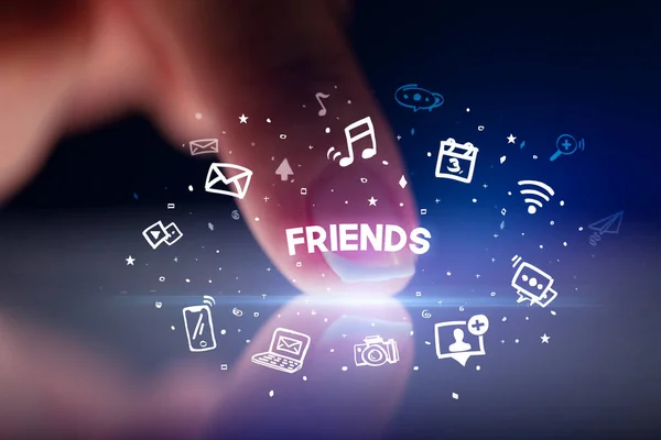 Vinger Aanraken Tablet Met Getekende Social Media Iconen Vrienden Inscriptie — Stockfoto