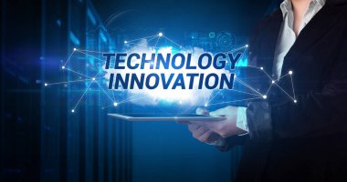 Tablet üzerinde çalışan genç iş adamı ve yazıyı gösteriyor: TEKNOLOJİ HİZMETLİK