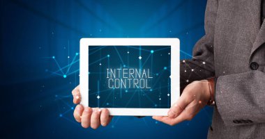 Tablet üzerinde çalışan genç iş adamı dijital işareti gösteriyor: INTERNAL CONTROL