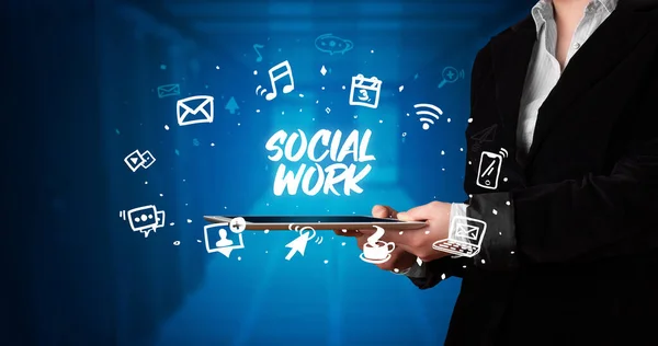 Junger Geschäftsmann Arbeitet Tablet Und Zeigt Die Aufschrift Sozialarbeit — Stockfoto
