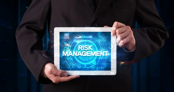 Giovane Imprenditore Che Lavora Tablet Mostra Scritta Risk Management Business — Foto Stock
