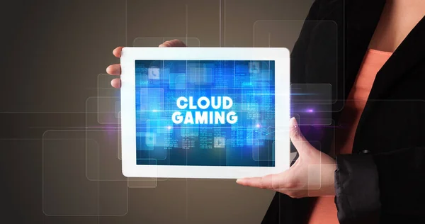 Ung Affärsperson Som Arbetar Surfplatta Och Visar Inskriptionen Cloud Gaming — Stockfoto
