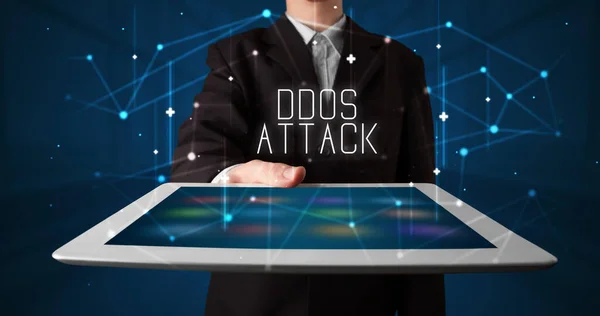 Młoda Osoba Biznesu Pracująca Tablecie Pokazuje Znak Cyfrowy Ddos Attack — Zdjęcie stockowe